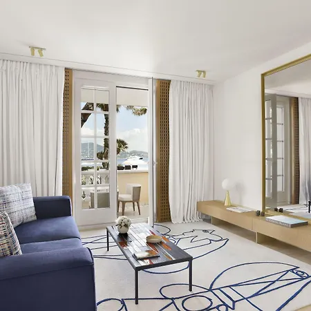 Hotel La De La Pinede 5*