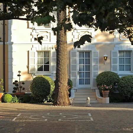 فندق La De La Pinede 5*